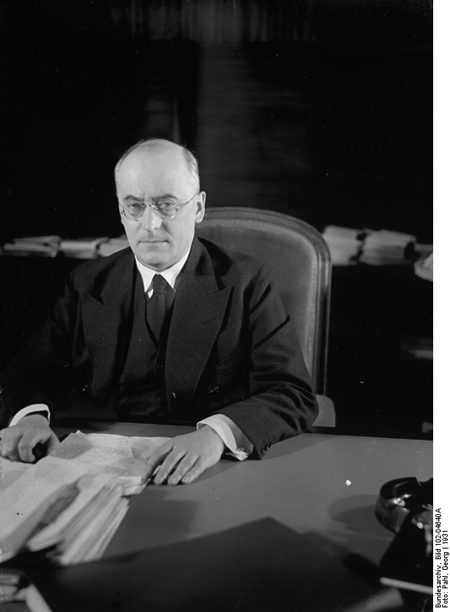 Heinrich Brüning an seinem Schreibtisch sitzend (1931)